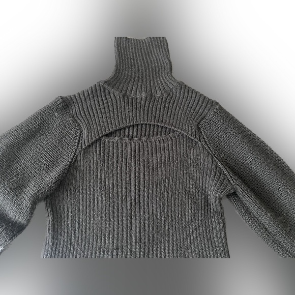 Nice open cleavage sweater - Picture 2 of 3